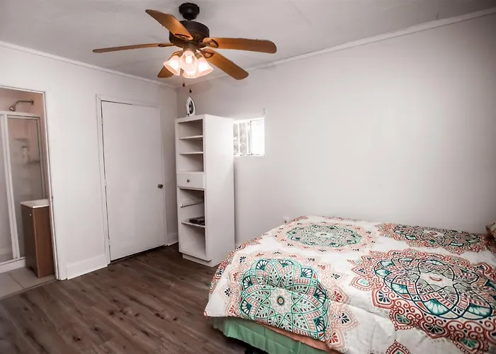 HISTORIC HILL APT2 (Downstairs)
